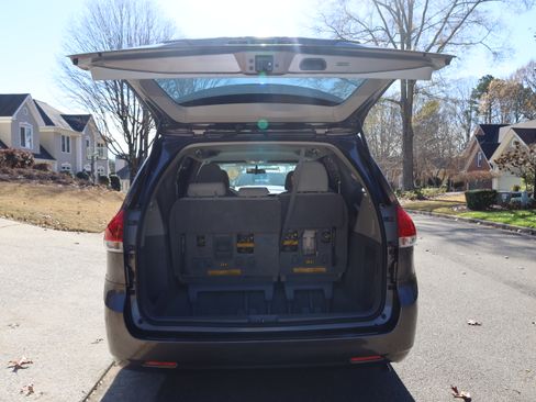 Used 2011 Toyota Sienna CE image 14