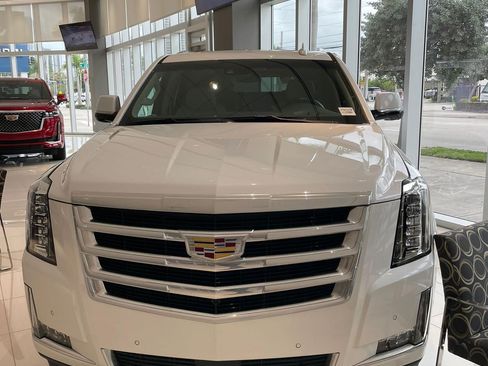 Used 2019 Cadillac Escalade Premium Luxury RWD image 2