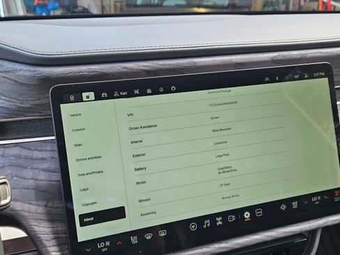 Used 2022 Rivian R1T Adventure image 9