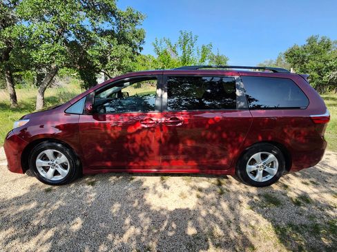 Used 2019 Toyota Sienna LE FWD image 1