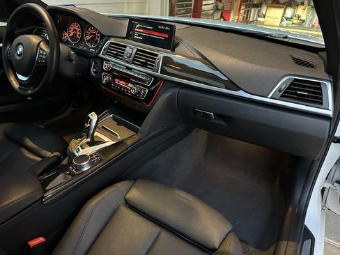 Used 2018 BMW 330e image 13