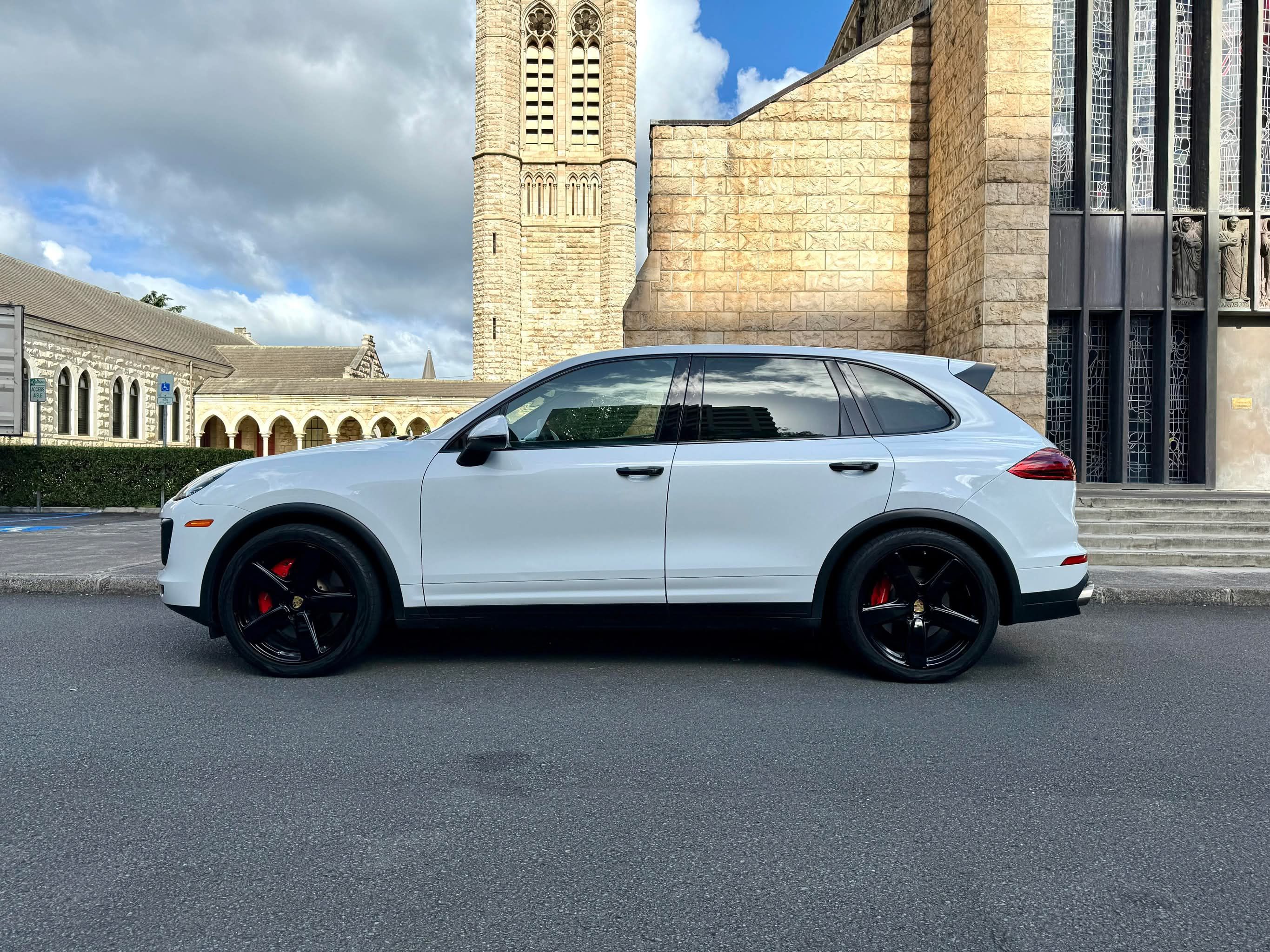Used 2015 Porsche Cayenne Turbo AWD/4WD image 4