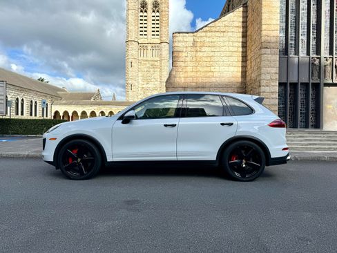 Used 2015 Porsche Cayenne Turbo AWD/4WD image 4