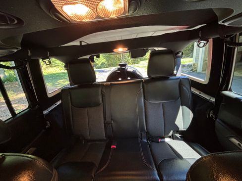 Used 2017 Jeep Wrangler Unlimited Sahara image 13