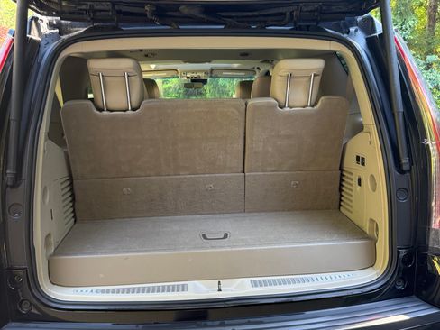 Used 2019 Cadillac Escalade Luxury w/ Escalade Sport Edition AWD/4WD image 15