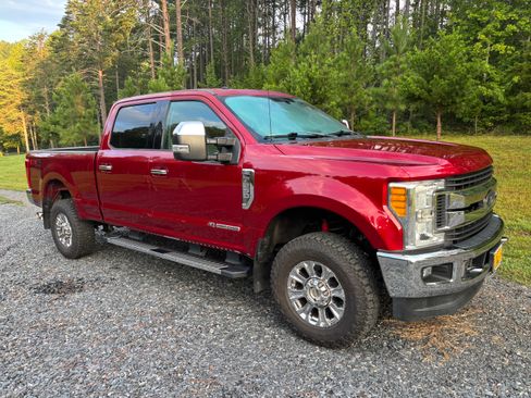 Used 2017 Ford F250 XLT w/ XLT Premium Package AWD/4WD image 4