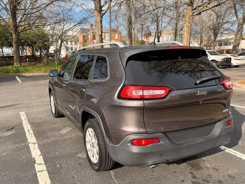 Used 2018 Jeep Cherokee Latitude Plus w/ Comfort/Convenience Group image 8
