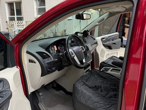 Used 2016 Chrysler Town & Country Touring FWD image 16
