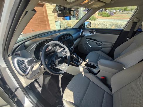 Used 2020 Kia Soul LX image 2