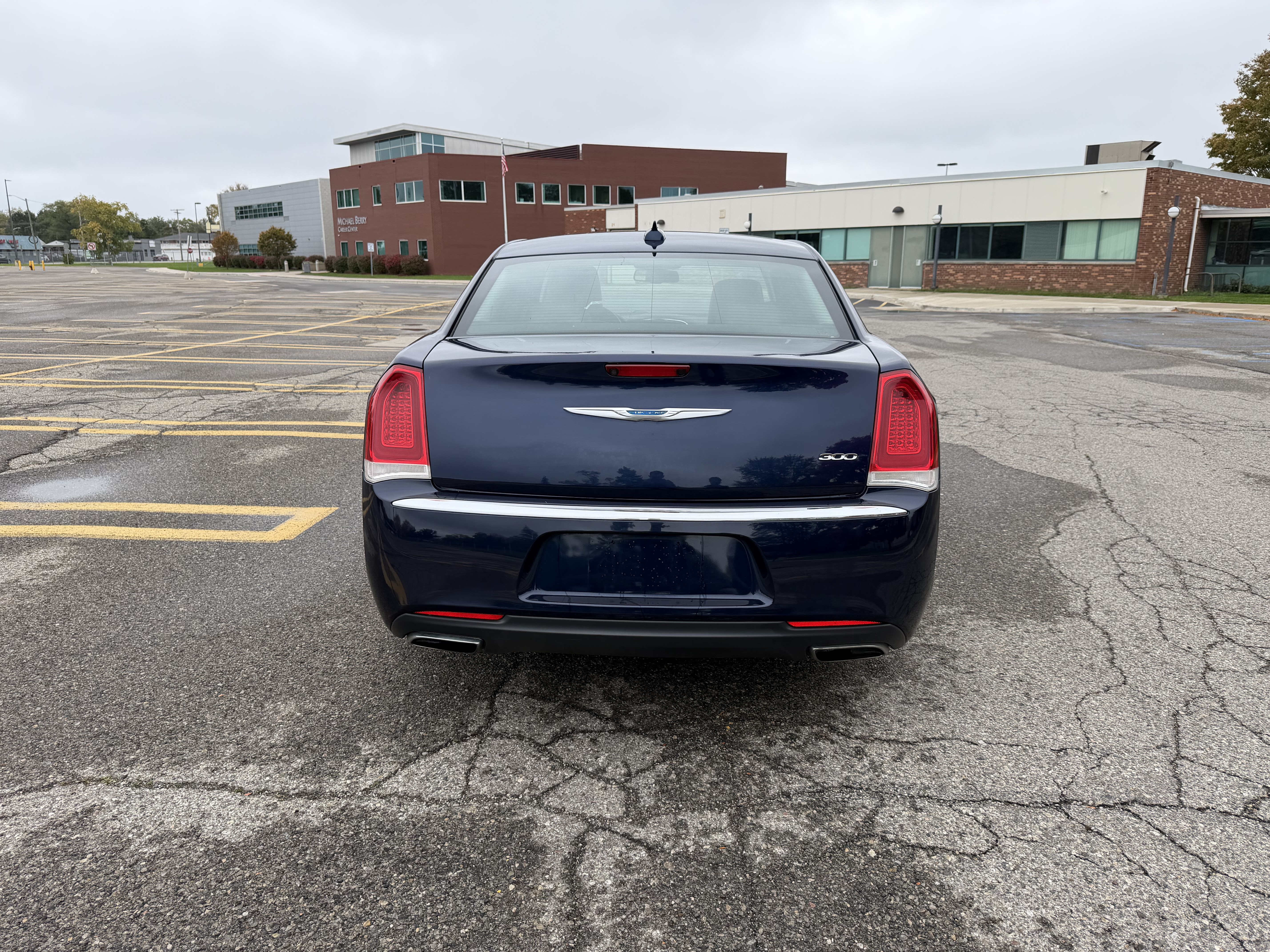 Used 2017 Chrysler 300 Limited RWD image 5