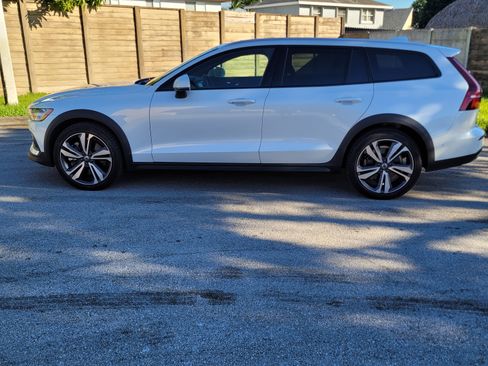 Used 2025 Volvo V60 B5 Cross Country Plus image 4