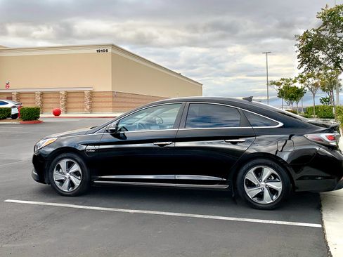 Used 2016 Hyundai Sonata Plug-In Hybrid image 4