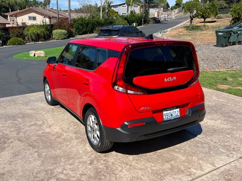 Used 2022 Kia Soul LX w/ Technology Package FWD image 4