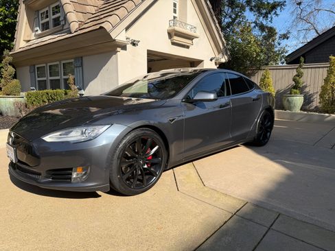 Used 2015 Tesla Model S P90D image 1