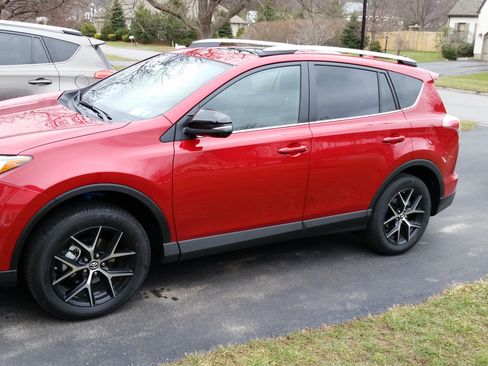 Used 2016 Toyota RAV4 SE image 1