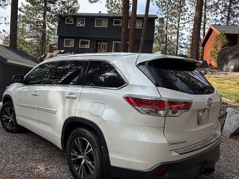 Used 2016 Toyota Highlander XLE image 2