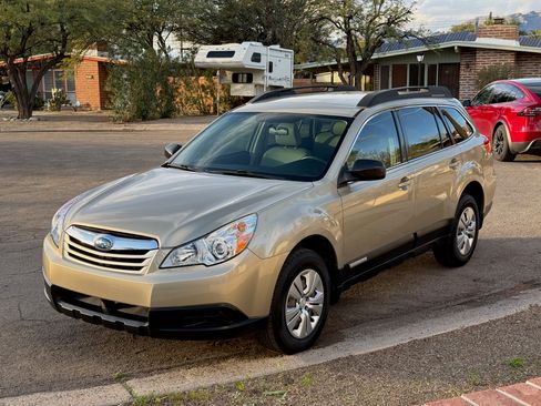 Used 2010 Subaru Outback 2.5i AWD/4WD image 5