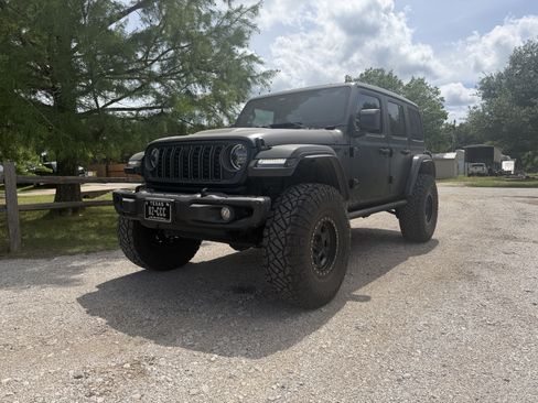 Used 2025 Jeep Wrangler Unlimited Rubicon AWD/4WD image 14