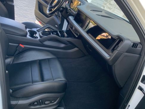 Used 2024 Porsche Cayenne image 12