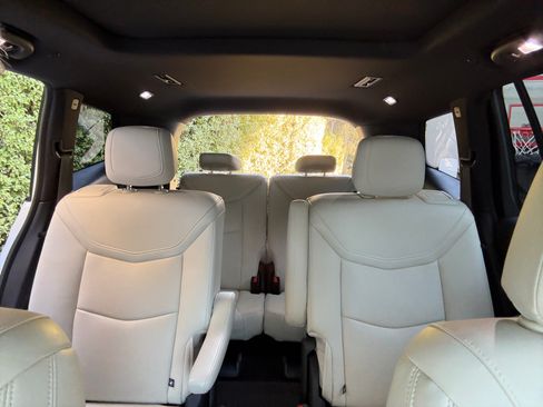 Used 2023 Cadillac XT6 Sport w/ Technology Package AWD/4WD image 17