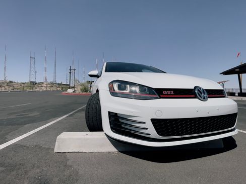 Used 2017 Volkswagen GTI SE FWD image 2