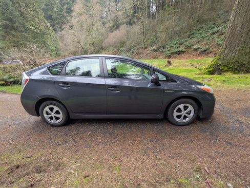 Used 2013 Toyota Prius Three image 5