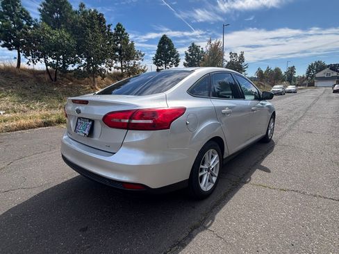 Used 2018 Ford Focus SE FWD image 5