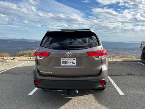 Used 2017 Toyota Highlander LE w/ Carpet Mat Package FWD image 10