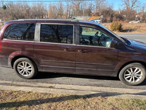 Used 2014 Dodge Grand Caravan SXT image 2