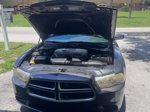 Used 2014 Dodge Charger SE RWD image 4