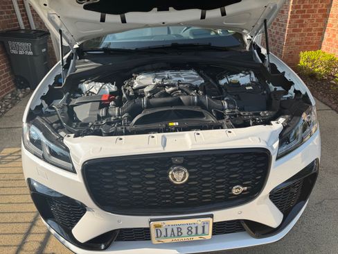 Used 2024 Jaguar F-PACE SVR image 9