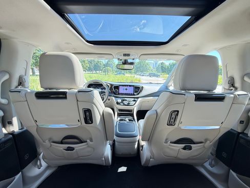 Used 2021 Chrysler Pacifica Limited w/ Uconnect Theater Family Group FWD image 10