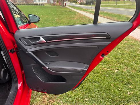 Used 2017 Volkswagen Golf R 4-Door image 16