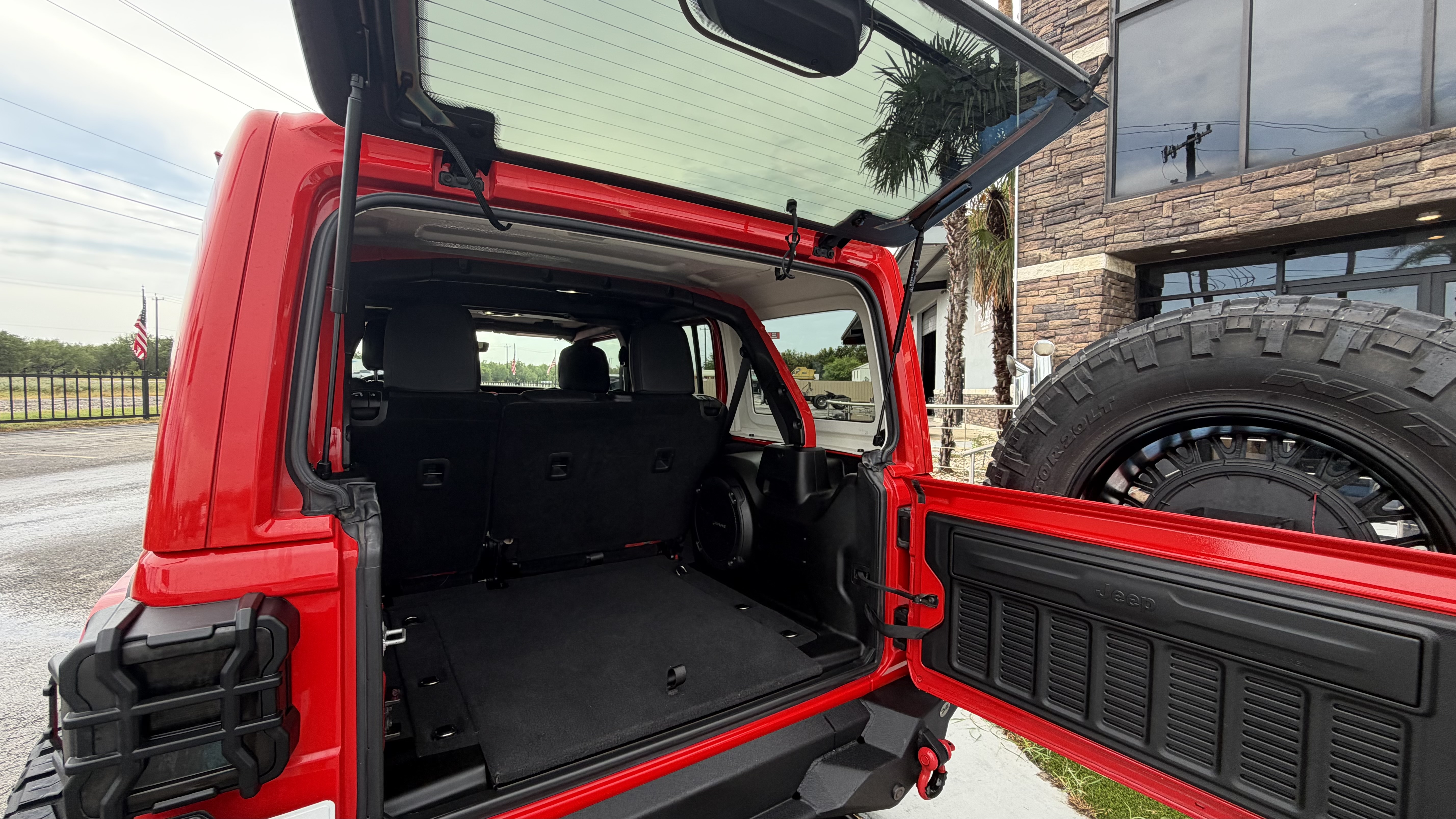 Used 2021 Jeep Wrangler Unlimited Rubicon AWD/4WD image 13