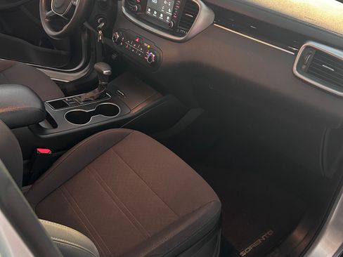 Used 2019 Kia Sorento FWD image 10