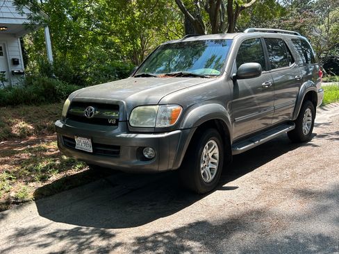 Used 2005 Toyota Sequoia SR5 AWD/4WD image 4