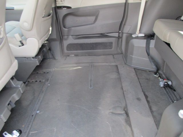 Used 2015 Toyota Sienna XLE FWD image 13