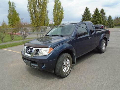 Used 2015 Nissan Frontier SV w/ SV Value Truck Package AWD/4WD image 2