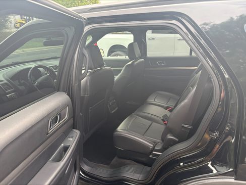 Used 2018 Ford Explorer XLT w/ Equipment Group 202A FWD image 14