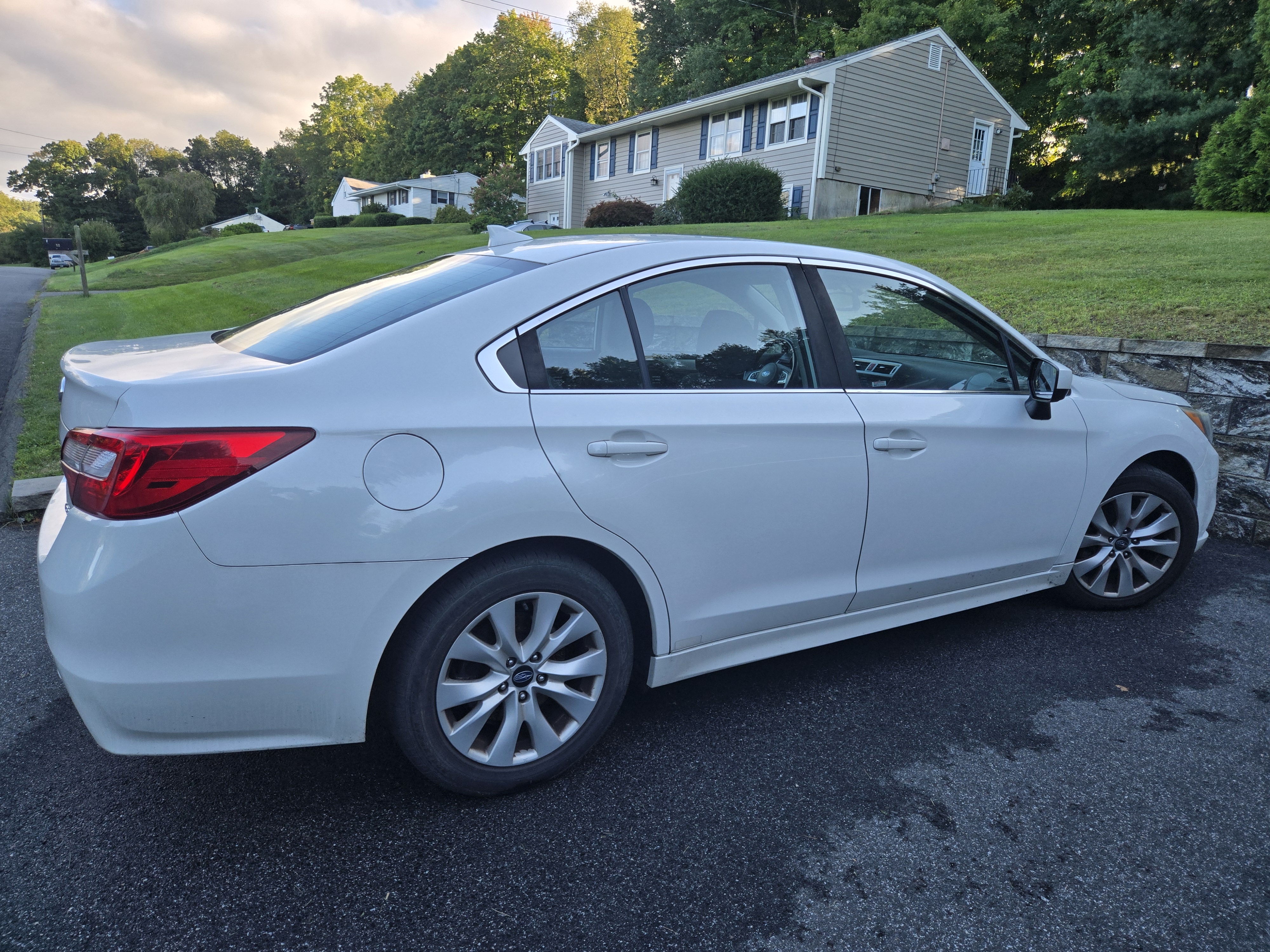 Used 2017 Subaru Legacy 2.5i Premium w/ Moonroof Package AWD/4WD image 4