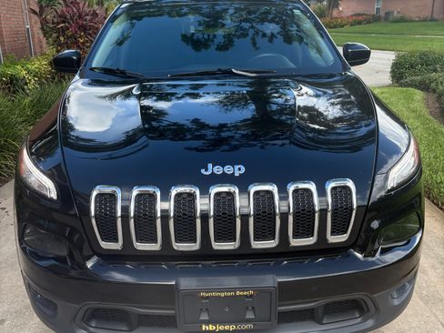 Used 2017 Jeep Cherokee Latitude image 2