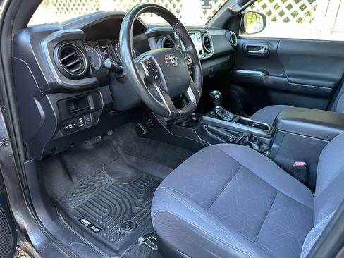Used 2018 Toyota Tacoma TRD Off-Road w/ Technology Package AWD/4WD image 10