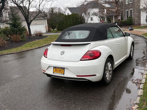 Used 2018 Volkswagen Beetle 2.0T S image 2