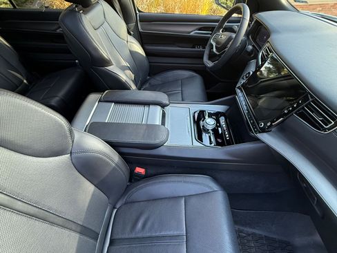 Used 2024 Jeep Wagoneer Series II w/ Convenience Group I image 15