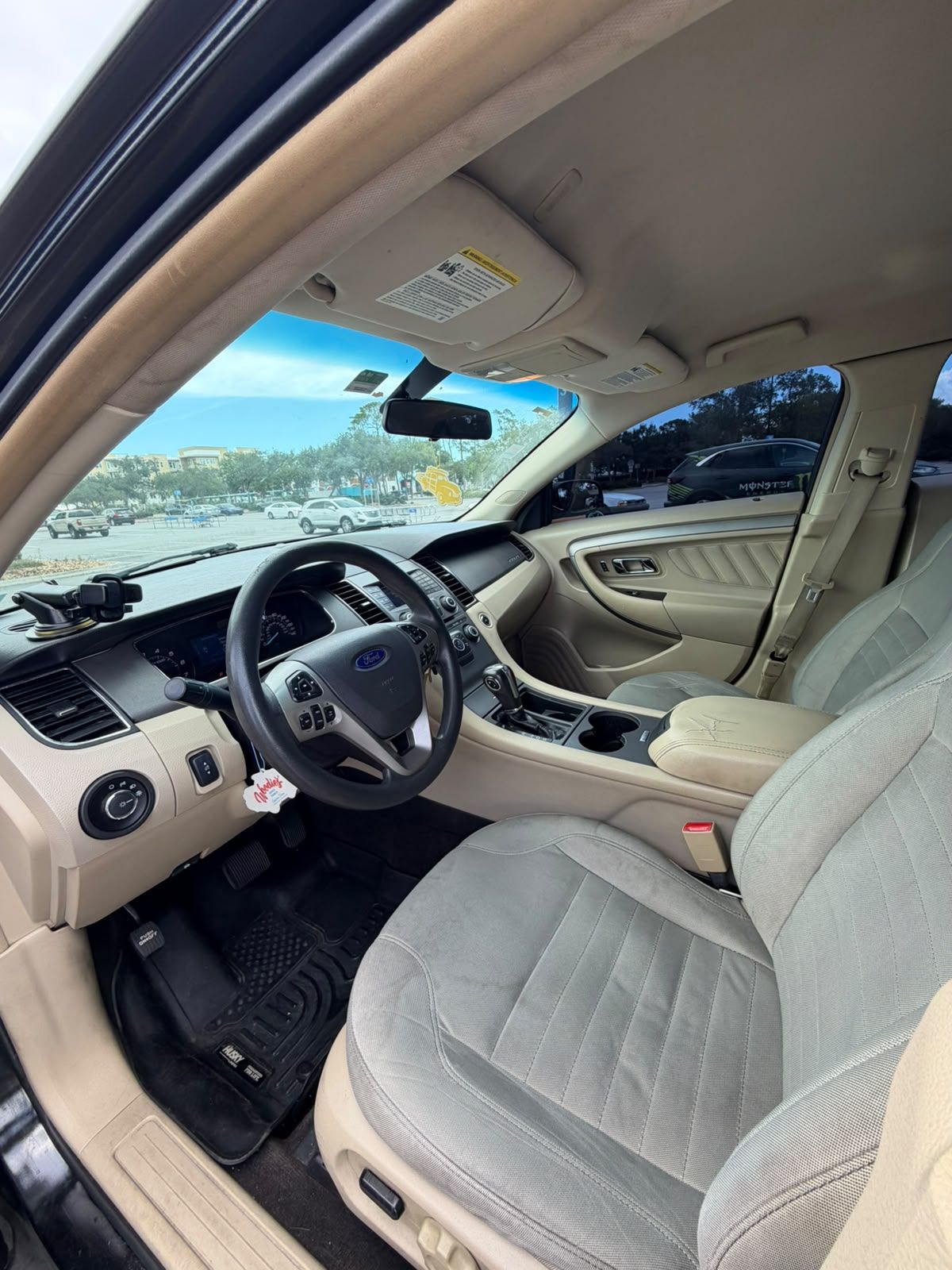 Used 2015 Ford Taurus SE FWD image 4