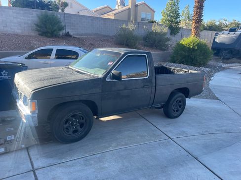 Used 1993 Nissan Pickup 2WD Regular Cab image 1