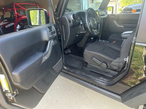 Used 2018 Jeep Wrangler Sport AWD/4WD image 9