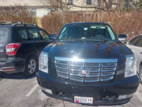 Used 2010 Cadillac Escalade ESV Premium image 4