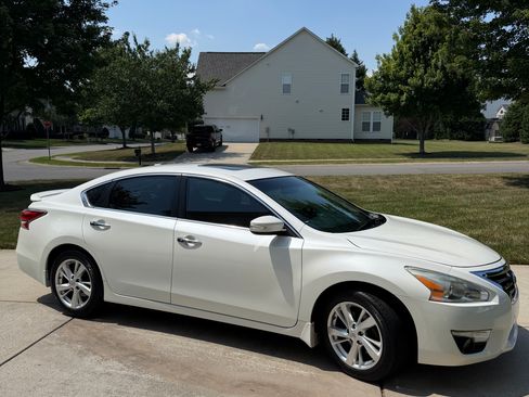 Used 2015 Nissan Altima 2.5 SL w/ Technology Package FWD image 1
