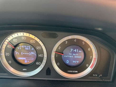 Used 2010 Volvo XC60 T6 R-Design image 6